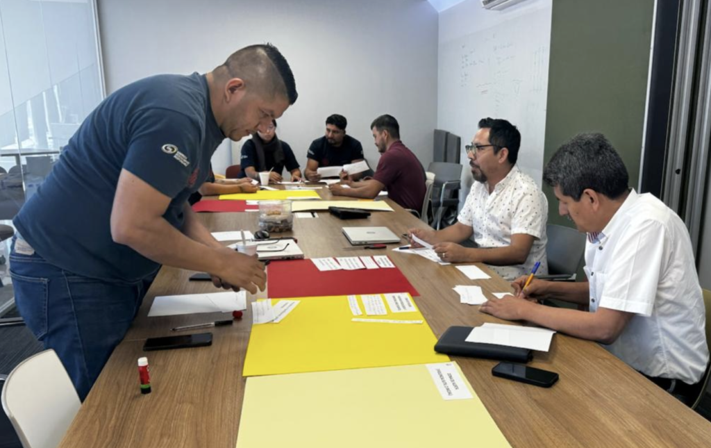 Equipo de Grupo Requiez participando en un taller de cultura ética e integridad para fortalecer el programa de integridad, definir protocolos y promover la comunicación interna.